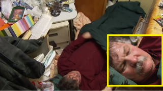 Запознайте се с мъжа, който събира купища непотребни боклуци у дома (видео)