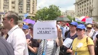 Учителите в Румъния излизат на протест (видео)