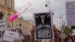 Хиляди протестират за правото на аборт след смъртта на бременна жена в Полша (видео)