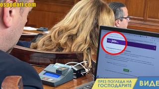 Ето кой депутат от „Възраждане“ си търси работа по време на заседание (видео)