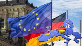 Въпреки дъжда стотици хора протестираха за европейския път на България и срещу агресията на "Възраждане" (РЕПОРТАЖ)