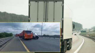 Полицията спира камиони на магистралата за Москва и им събира ключовете (видео)
