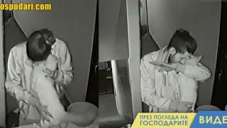 Почерпен стопанин танцува с котката си (видео)