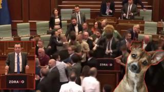 Бой между управляващи и опозиция в парламента на Косово (видео)