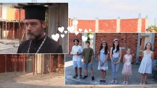 Деца продават изработени от тях гривнички, за да съберат пари за строеж на храм (видео)