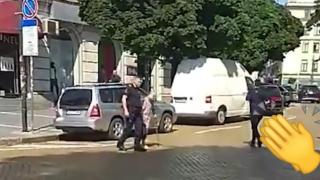 Полицай помага на възрастна жена да пресече в центъра на София (видео)
