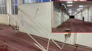 Срутване в спортна зала във Враца едва не рани деца (видео)