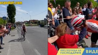 Колоездач спира по време на състезание, за да прегърне баба си (видео)