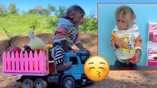 Сладко маймунче се държи като дете (видео)