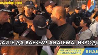 Иподякон комунист иска да събаря обществени сгради с багер (видео)