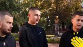 Ученици намериха чанта с банкови карти и пари и я върнаха на собственичката ѝ (видео)
