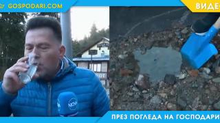 Румен Бахов пие вода от дупка на пътя, за да информира ВиК за теч (видео)