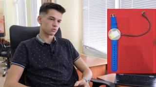 Ученик с полезно изобретение - гривна, която казва дали сме болни (видео)