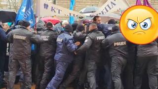 "Взеха ни за шарани": Напрежение между полицаи и културни дейци на протеста в София (видео)
