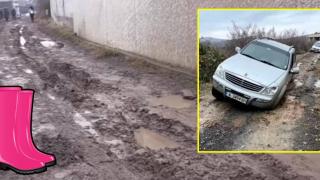 Жителите на квартал в Созопол могат да стигнат до домовете си само с... гумени ботуши (видео)