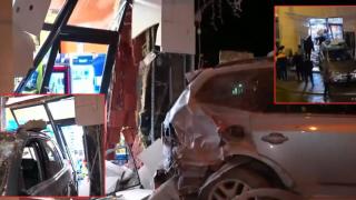 Кола влетя на заден ход в магазин в София, има пострадали (видео)