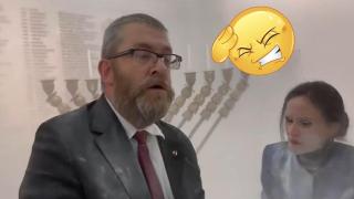 Шокираща сцена в парламент: Депутат загаси с пожарогасител светилника за Ханука (видео)