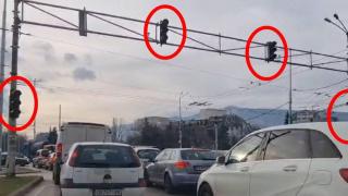 Ключово кръстовище в София остана без светофар в час пик (видео)