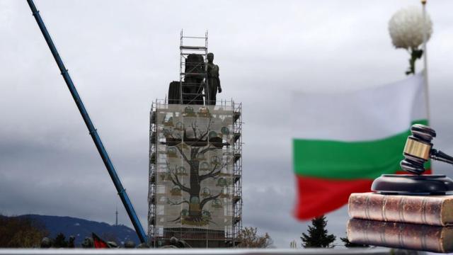 Бронзовите фигури на МОЧА са качвани по същия начин - на части