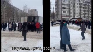 Носталгия по миналото: Жителите на Воронеж се редят на опашка за... риба (видео)
