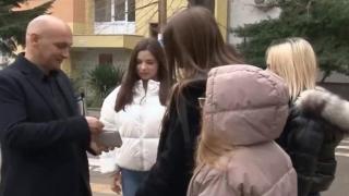 Абитуриентки върнаха изгубения портфейл на жена от Бургас (видео)