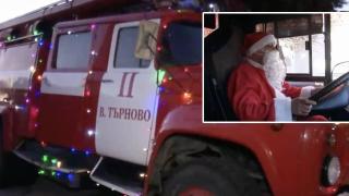 Коледни возила обикалят улиците на Велико Търново (видео)