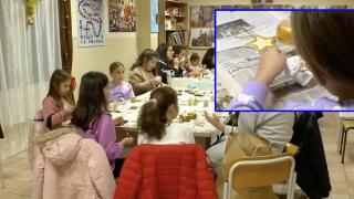 Деца изработват коледни играчки в подкрепа на свое приятелче (видео)