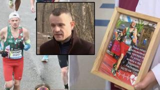Маратонец подари медала си на лекарите, спасили живота му (видео)