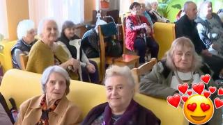 В дома за възрастни хора "Надежда" посрещнаха Коледа с песни и подаръци (видео)