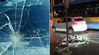 Бетонна отломка от мост проби предното стъкло на кола в движение в София