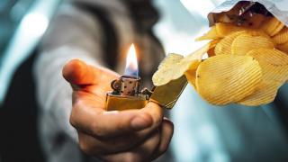 Мъж опитал да отвори чипс със запалка – настанен е в болница със 75% изгаряния