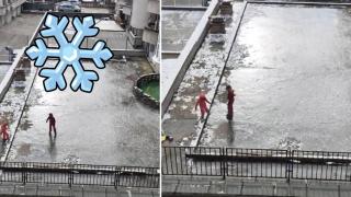 Деца превърнаха покрива на гараж в ледена пързалка (видео)
