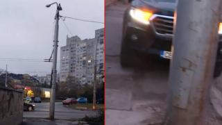 Огромен стълб спира достъпа до жилищен блок в София (видео)