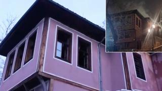 Пламъци обхванаха Пампоровата къща в Пловдив (видео)