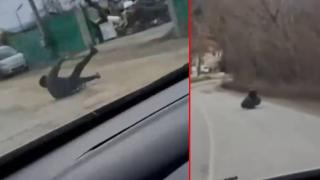 Мъж демонстрира опасно поведение на пътя - легнал върху скейтборд по междуградски участък (видео)