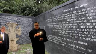 Столична община почете жертвите на комунизма с кървав надпис
