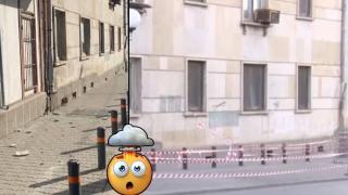 Мазилка от изоставена сграда едва не удари двумесечно бебе (видео)