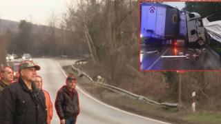Жители на великотърновско село протестират заради опасен участък на международен път (видео)