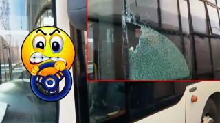Агресивен шофьор потроши стъклото на автобус от градския транспорт в София (видео)