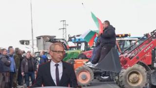 Фермери продължават с блокадите въпреки споразумението с управляващите