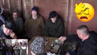 В Шуменско раздават пенсии на ръка в тенекиена автобусна спирка (видео)