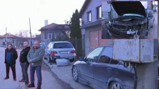 Пореден пиян шофьор помете три коли и се обърна по таван (видео)