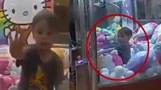 Дете се заклещи в автомат за плюшени играчки (видео)