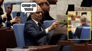 Костадинов демонстративно позира с руски вестник, докато "ПП-ДБ" чете декларация за Навални (видео)