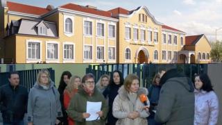 Ръководството и родителите на ученици от столично училище се оплакват от тормоз (видео)