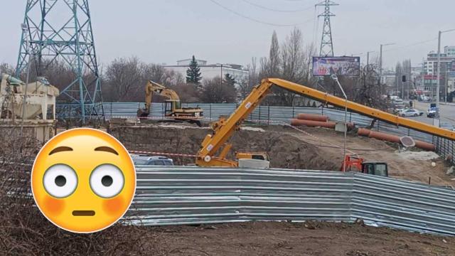 Строителен кран падна на оживен булевард в София (видео)