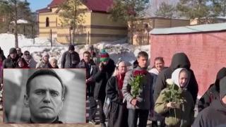 Стотици хора продължават да се покланят на гроба на Навални дни след погребението му (видео)