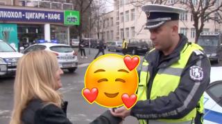 Полицаи от Стара Загора зарадваха с мил жест дамите (видео)