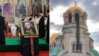 Започна поклонението пред тленните останки на Патриарх Неофит в "Свети Александър Невски" (видео и снимки)