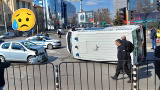 Линейка се преобърна след катастрофа в София, докато пътуваше към пациент в нужда (видео)